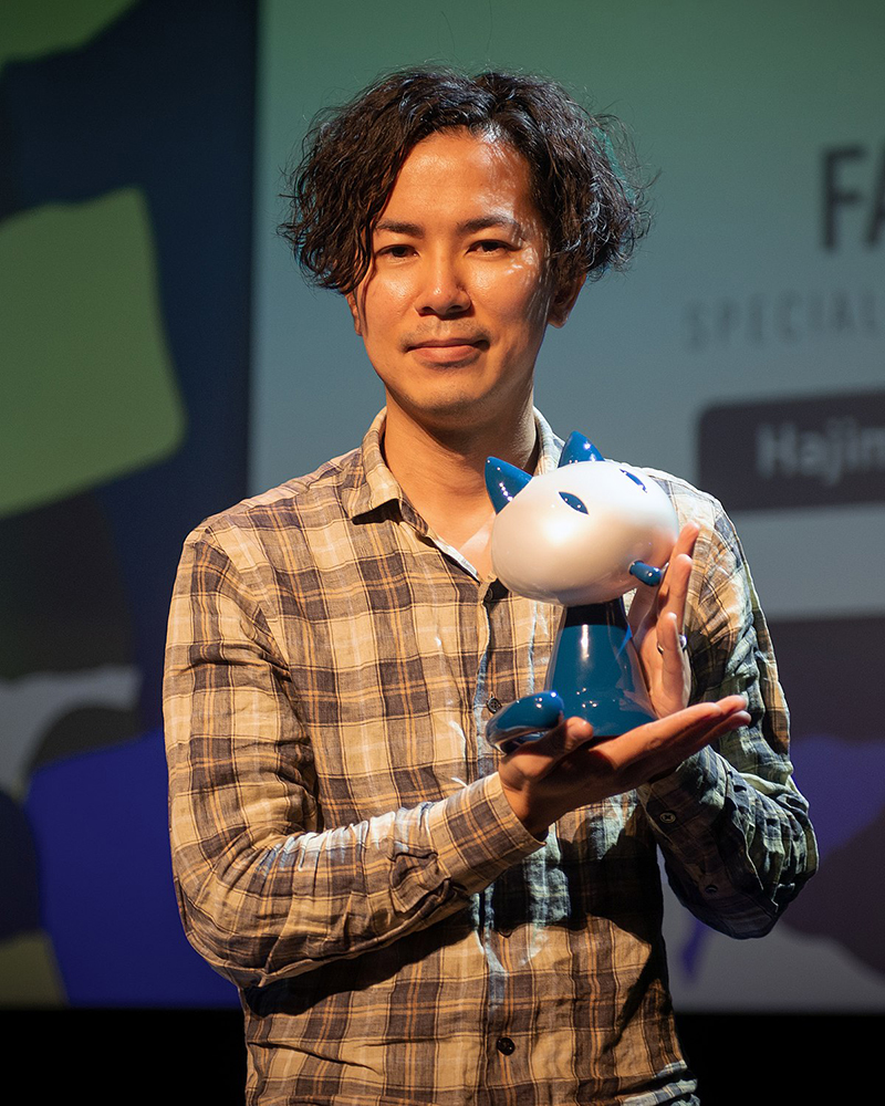 Hajime Isayama con el premio especial de Angoulême